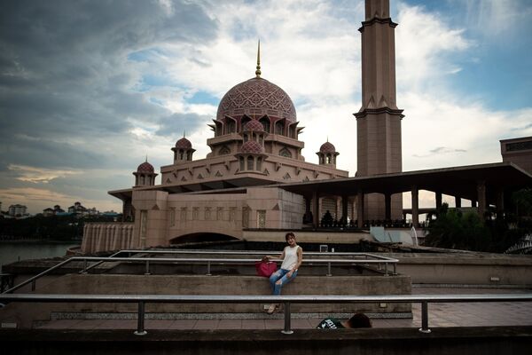 Турист фотографируется у мечети Путра в Малайзии - Sputnik Таджикистан
