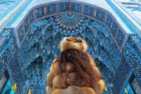 Девушка рассматривает сотовый свод портала Санкт-Петербургской соборной мечети - Sputnik Таджикистан