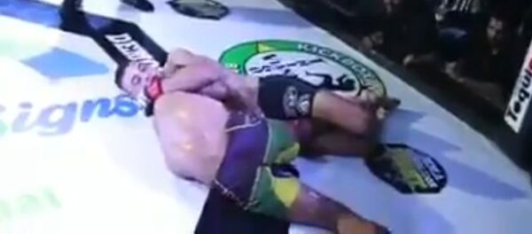 Боец MMA чуть не умер на ринге из-за бездействия судьи Боец MMA чуть не умер на ринге из-за бездействия судьи - Sputnik Таджикистан