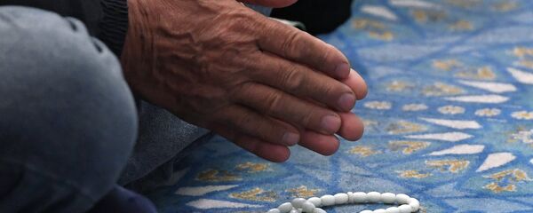 Верующий на намазе в мечети, архивное фото - Sputnik Тоҷикистон