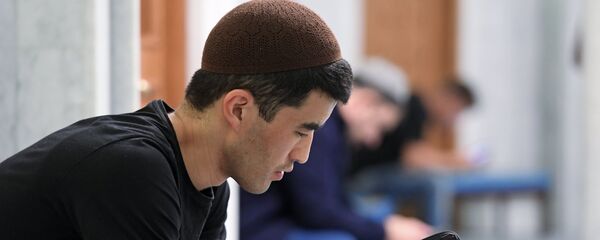 Верующий на намазе в мечети, архивное фото - Sputnik Тоҷикистон