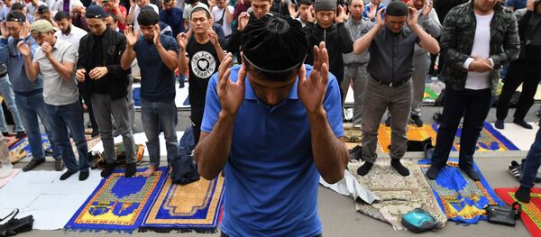 Верующие на богослужении в честь праздника Курбан-Байрам у Московской соборной мечети, архивное фото - Sputnik Таджикистан