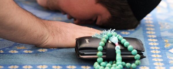 Верующий на намазе в мечети, архивное фото Верующий на намазе в мечети, архивное фото - Sputnik Тоҷикистон