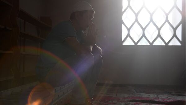 Мусульманин в мечети, архивное фото - Sputnik Таджикистан