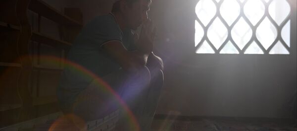 Мусульманин в мечети, архивное фото - Sputnik Тоҷикистон