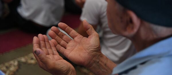 Мусульманин в мечети, архивное фото - Sputnik Тоҷикистон