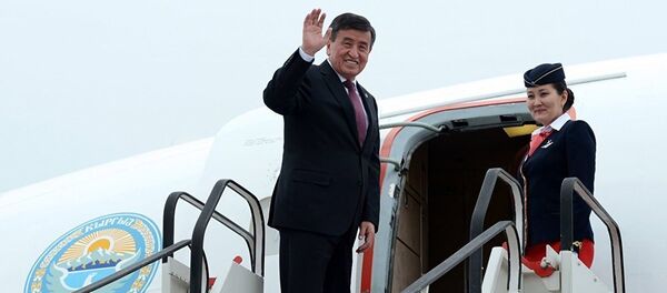 Президент Кыргызстана Сооронбай Жээнбеков у трапа самолета Архивное фото - Sputnik Таджикистан