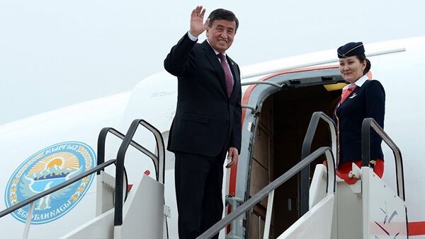 Президент Кыргызстана Сооронбай Жээнбеков у трапа самолета Архивное фото - Sputnik Таджикистан