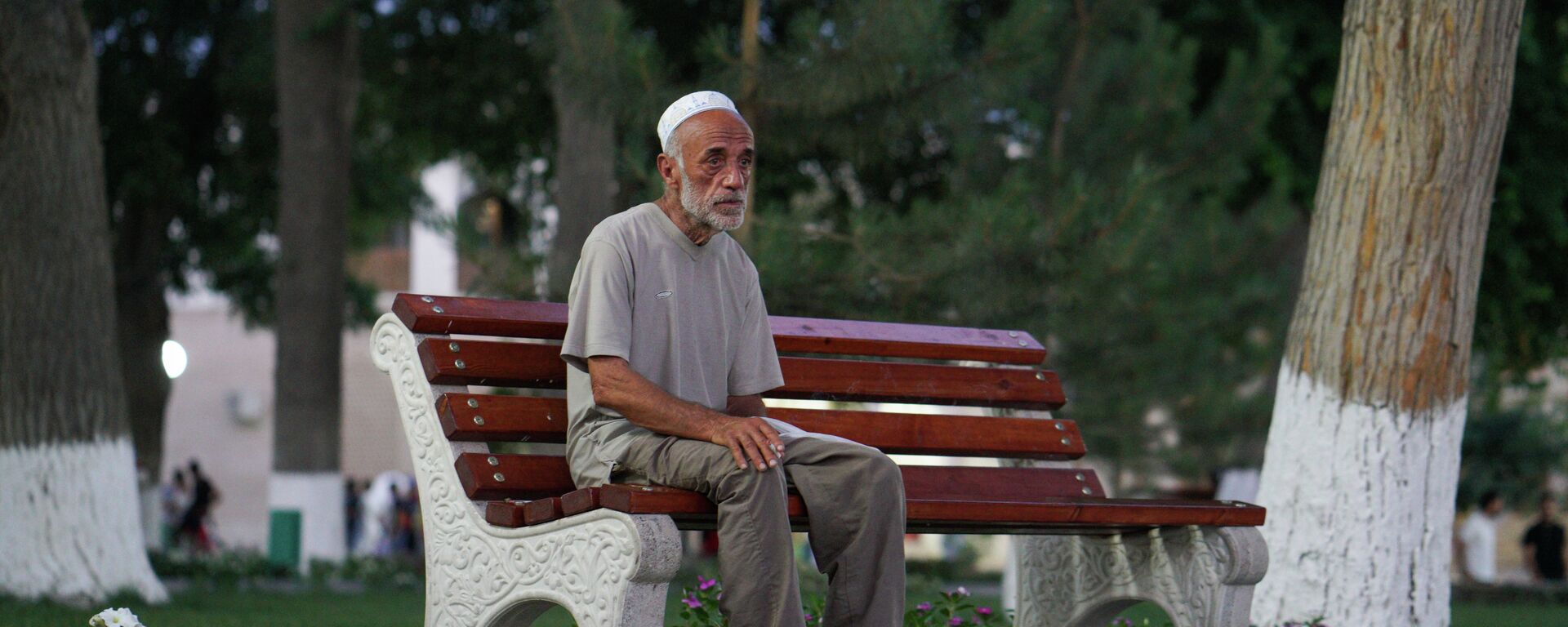 Пожилой человек сидит на скамейке, архивное фото - Sputnik Таджикистан, 1920, 21.07.2021