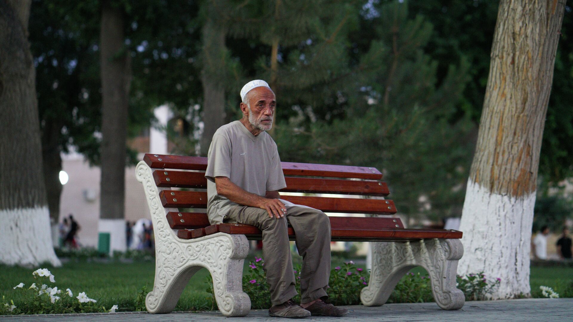 Пожилой человек сидит на скамейке, архивное фото - Sputnik Таджикистан, 1920, 21.07.2021