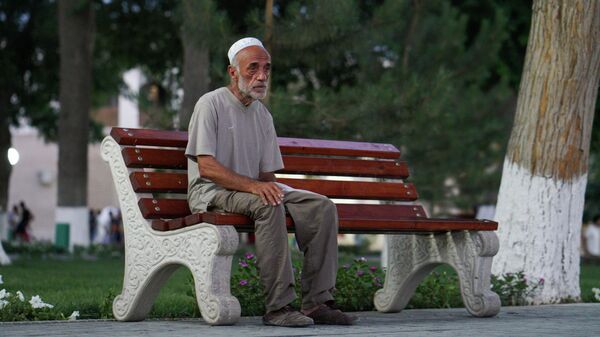 Пожилой человек сидит на скамейке, архивное фото - Sputnik Тоҷикистон