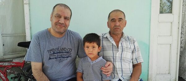 Хайрулло Мирсаидов с отцом и племянником - Sputnik Тоҷикистон