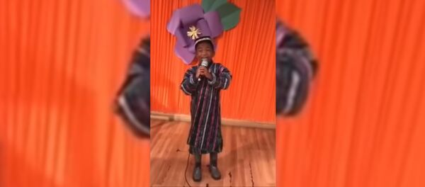 Темнокожий мальчик поет на узбекском языке - Sputnik Таджикистан