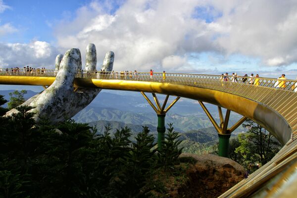 150-метровый Золотой мост Cau Vang в городе Ba Na Hills, Вьетнам - Sputnik Таджикистан