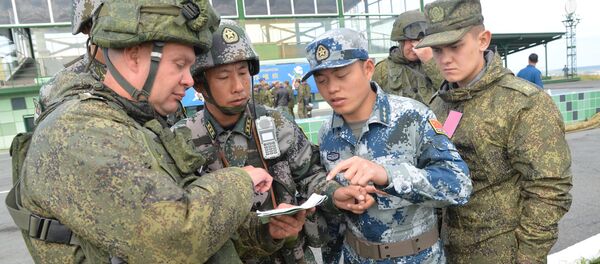 Военнослужащие КНР и России участвуют в совместном военном антитеррористическом командно-штабном учении вооруженных сил государств – членов ШОС Мирная миссия – 2018 на полигоне в Чебаркуле - Sputnik Тоҷикистон