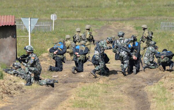 Военнослужащие на антитеррористических учениях вооруженных сил стран-членов ШОС Мирная миссия-2018 - Sputnik Таджикистан