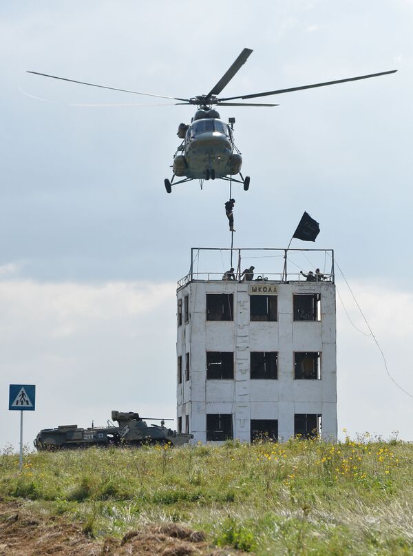 Военнослужащие участвуют в совместном военном антитеррористическом учении вооруженных сил государств–членов ШОС Мирная миссия – 2018 на полигоне в Чебаркуле - Sputnik Таджикистан
