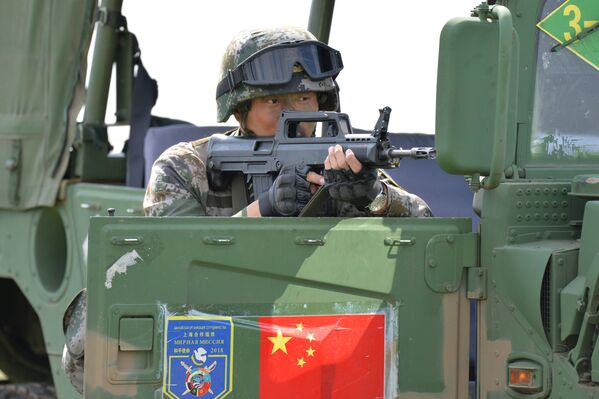 Военнослужащий КНР участвует в совместном военном антитеррористическом учении вооруженных сил государств–членов ШОС Мирная миссия – 2018 на полигоне в Чебаркуле - Sputnik Таджикистан