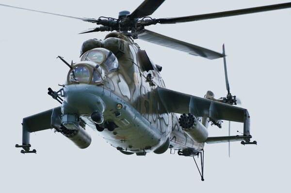 Вертолет Ми-24 на совместном военном антитеррористическом учении вооруженных сил государств–членов ШОС Мирная миссия – 2018 над полигоном в Чебаркуле - Sputnik Таджикистан