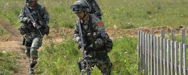 Военнослужащие КНР участвуют в совместном военном антитеррористическом учении вооруженных сил государств–членов ШОС Мирная миссия – 2018 на полигоне в Чебаркуле. Военнослужащие КНР участвуют в совместном военном антитеррористическом учении вооруженных сил государств–членов ШОС Мирная миссия – 2018 на полигоне в Чебаркуле. - Sputnik Таджикистан