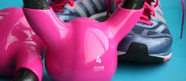 Гантеля в фитнес зале, архивное фото Гантеля в фитнес зале, архивное фото - Sputnik Таджикистан