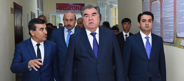 Президент Республики Таджикистан Эмомали Рахмон открыл новую школу в Душанбе Президент Республики Таджикистан Эмомали Рахмон открыл новую школу в Душанбе - Sputnik Тоҷикистон