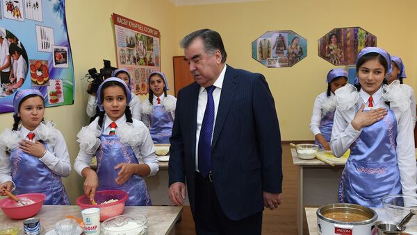 Президент Республики Таджикистан Эмомали Рахмон открыл новую школу в Душанбе - Sputnik Тоҷикистон