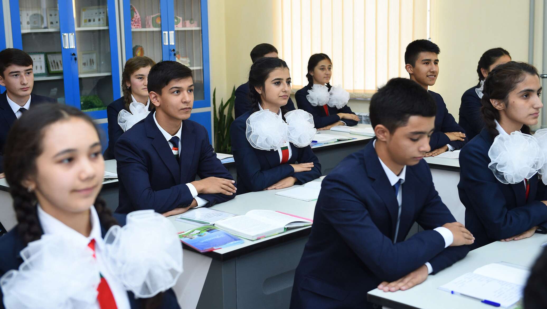Класс таджик. Такжикская школа в Таджикистане. Русские школы в Таджикистане. Русскоязычные школы в Таджикистане. Российско-таджикская школа в Турсунзаде.