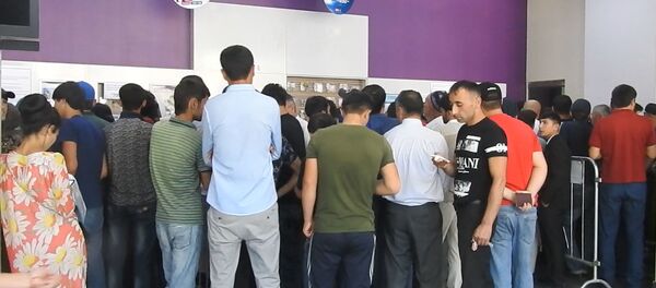 Очередь возле офиса сотовой компании Tcell - Sputnik Таджикистан