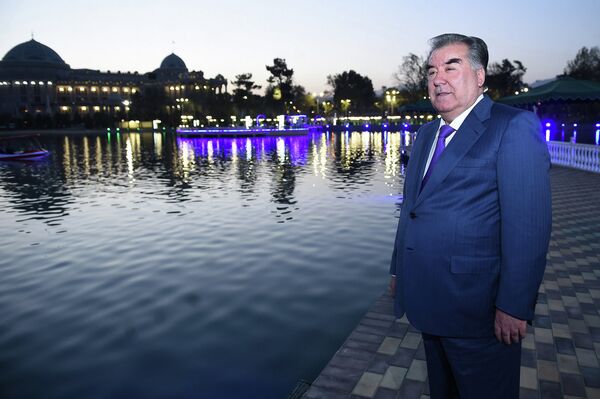 Эмомали Рахмон открыл в Душанбе обновленный Парк культуры Молодежное озеро - Sputnik Таджикистан