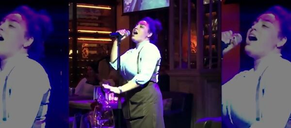 Официантка поет в ресторане Санкт-Петербурга - Sputnik Таджикистан