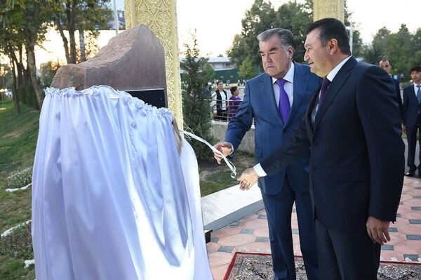 Эмомали Рахмон открыл в Душанбе обновленный Парк культуры Молодежное озеро - Sputnik Таджикистан