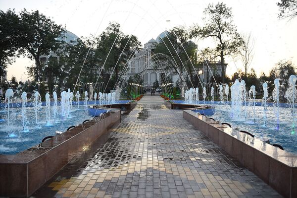Фонтаны в парке культуры Молодежное озеро, архивное фото - Sputnik Таджикистан