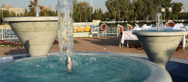 Фонтаны в Парке культуры Молодежное озеро, архивное фото - Sputnik Таджикистан