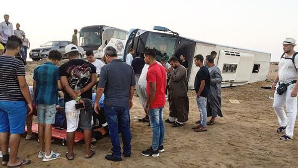 На автотрассе Хургада - Каир перевернулся пассажирский автобус, в салоне которого находились 22 казахстанских туриста - Sputnik Таджикистан