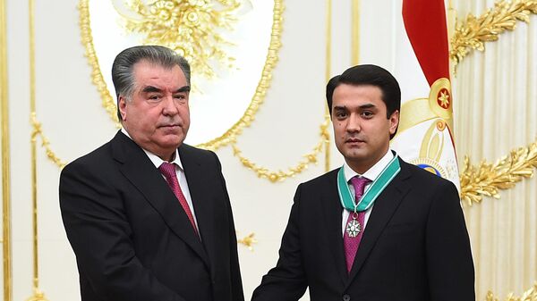 Эмомали Рахмон наградил своего сына орденом - Sputnik Таджикистан