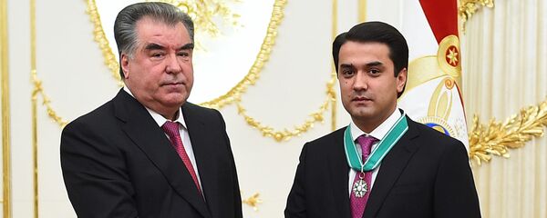 Эмомали Рахмон наградил своего сына орденом - Sputnik Таджикистан