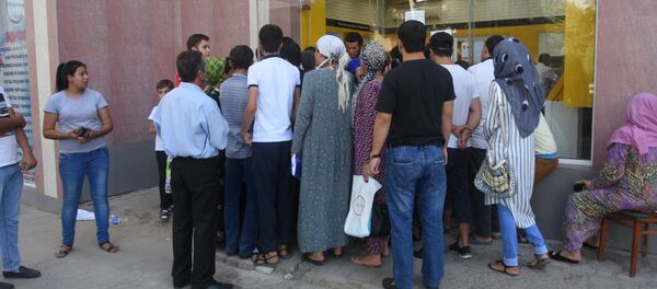 Очередь в салоне сотовой связи в Душанбе - Sputnik Тоҷикистон