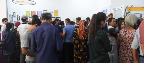 Очередь в салоне сотовой связи в Душанбе  - Sputnik Тоҷикистон