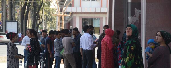 Очередь в салоне сотовой связи в Душанбе - Sputnik Тоҷикистон