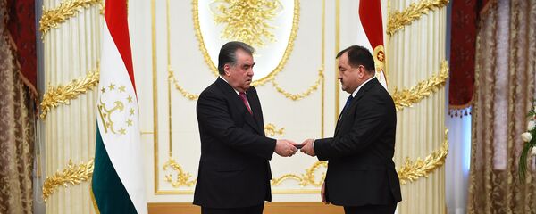 Тақдими ҷоиза ба шоир Давлат Сафар аз ҷониби Эмомалӣ Раҳмон, раисиҷумҳури Тоҷикистон - Sputnik Тоҷикистон