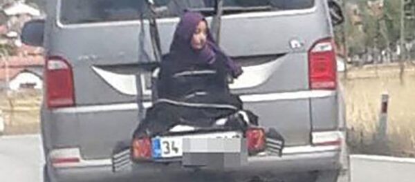 Шокирующее видео, где девочка привязана к едущей машине в Турции Шокирующее видео, где девочка привязана к едущей машине в Турции - Sputnik Таджикистан