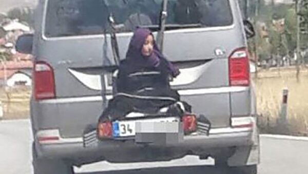 Шокирующее видео, где девочка привязана к едущей машине в Турции - Sputnik Таджикистан
