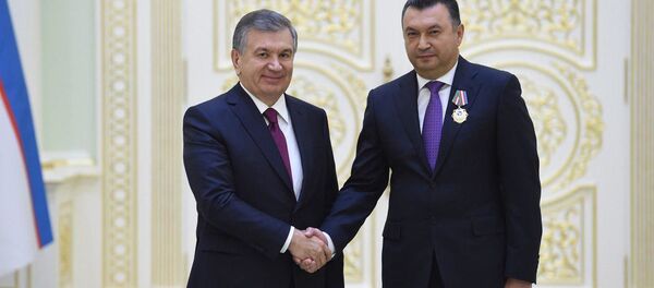 Президент Узбекистана Шавкат Мирзиеев награждает Кохиру Расулзода - Sputnik Тоҷикистон