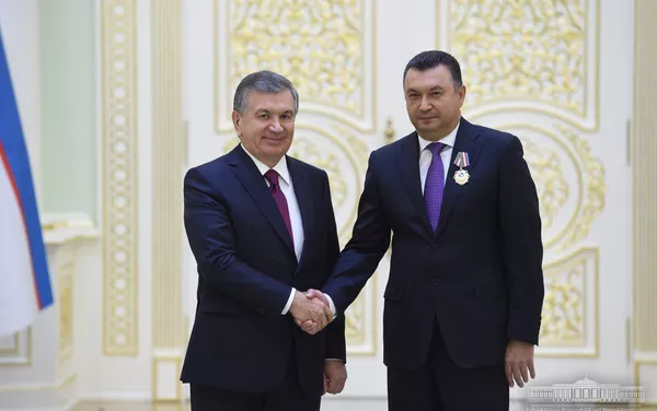 Президент Узбекистана Шавкат Мирзиеев награждает Кохиру Расулзода Президент Узбекистана Шавкат Мирзиеев награждает Кохиру Расулзода - Sputnik Тоҷикистон