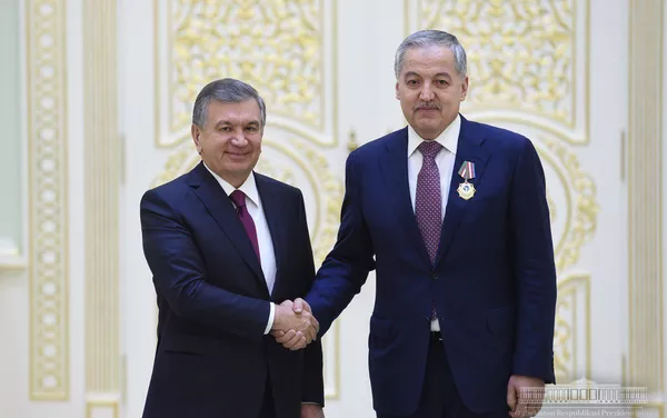 Президент Узбекистана Шавкат Мирзиеев награждает Сирожиддину Мухриддину Президент Узбекистана Шавкат Мирзиеев награждает Сирожиддину Мухриддину - Sputnik Тоҷикистон