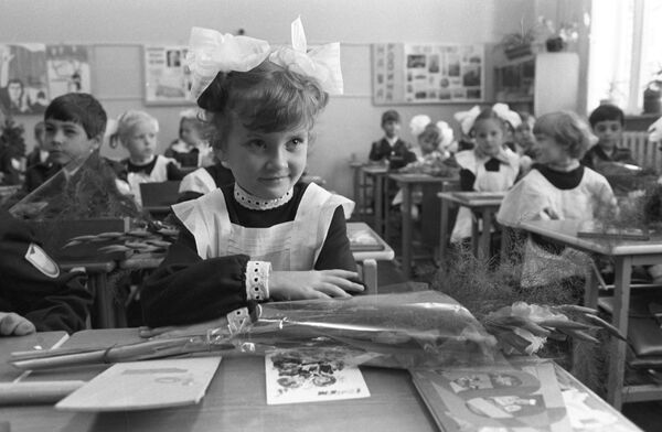 Ученица средней школы № 35 во время урока в День знаний, 1983 год - Sputnik Таджикистан