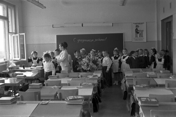 Первый урок первоклассников - знакомство со школой, 1971 год - Sputnik Таджикистан