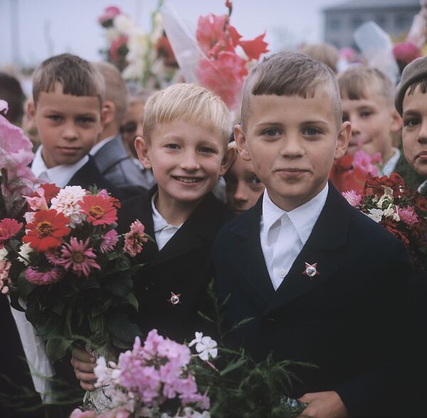 Учащиеся средней школы № 7 города Пскова, 1973 год - Sputnik Таджикистан