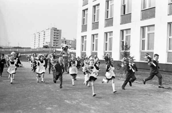 Начало учебного года в средней школе в Москве, 1974 год - Sputnik Таджикистан